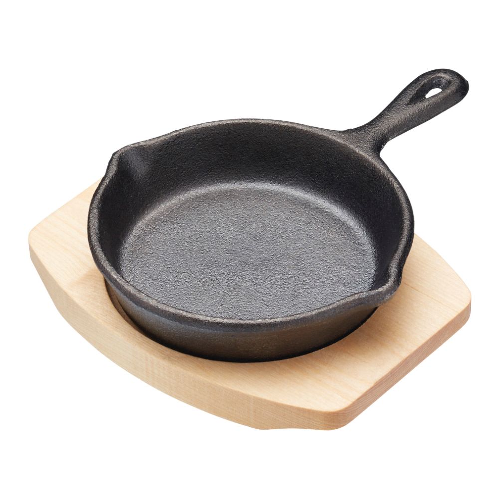 Gjutjärnspanna i miniformat på 11 cm med träunderlägg från KitchenCraft Artesa.