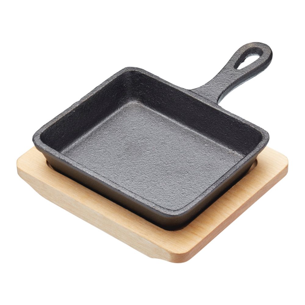 Fyrkantig gjutjärnspanna i miniformat på 12,5 cm med träunderlägg från KitchenCraft Artesa.