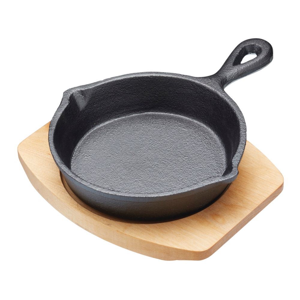 Gjutjärnspanna i miniformat på 20 cm med träunderlägg från KitchenCraft Artesa.