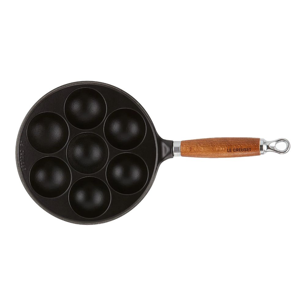 Munkpanna i gjutjärn från Le Creuset Classic på 20 cm i färgen Matte Black.