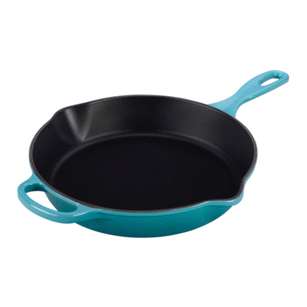 Djup gjutjärnspanna från Le Creuset Signature i färgen caribbean på 26 cm.
