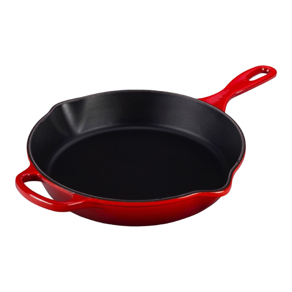Djup gjutjärnspanna från Le Creuset Signature i färgen cerise på 26 cm.