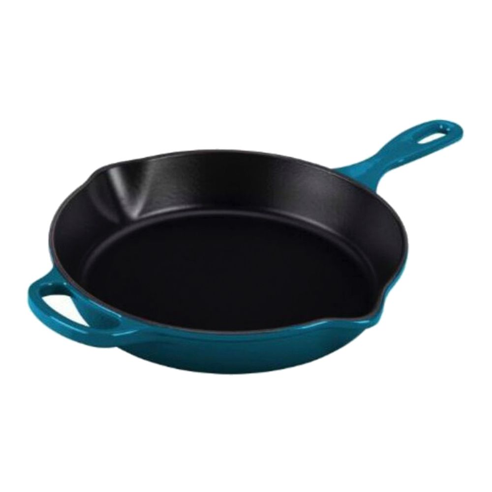 Djup gjutjärnspanna från Le Creuset Signature i färgen deep teal på 26 cm.