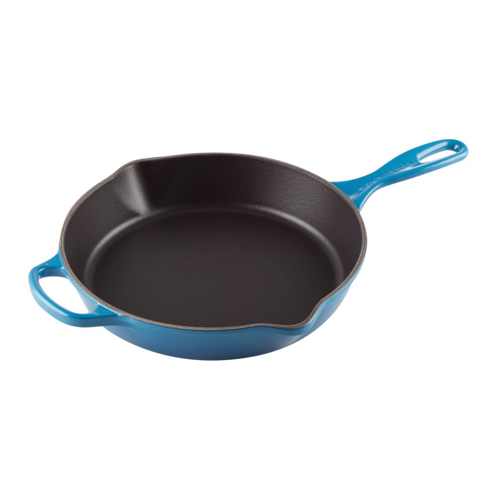 Djup gjutjärnspanna från Le Creuset Signature i färgen marseille på 26 cm.
