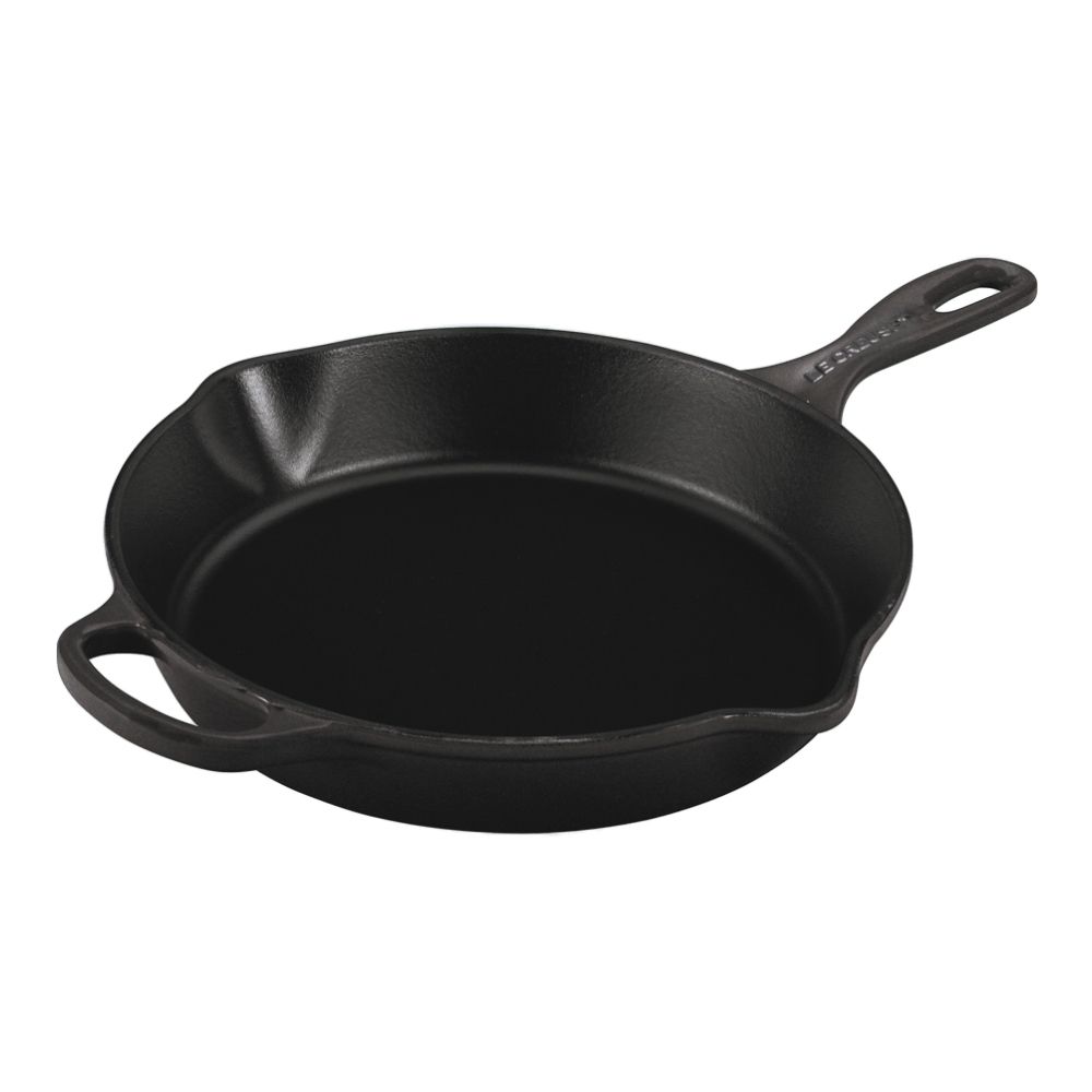 Djup gjutjärnspanna från Le Creuset Signature i färgen matte black på 26 cm.