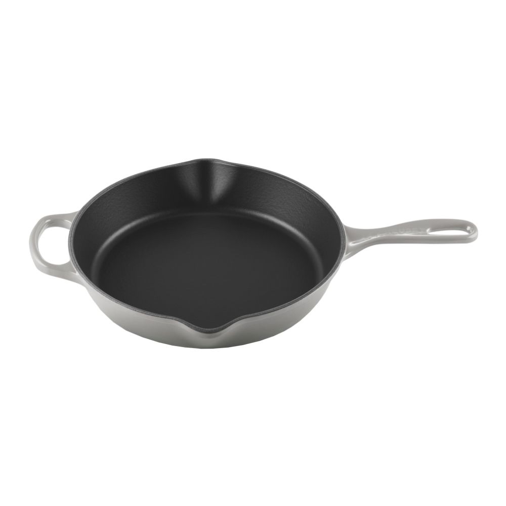 Djup gjutjärnspanna från Le Creuset Signature i färgen mist gray på 26 cm.
