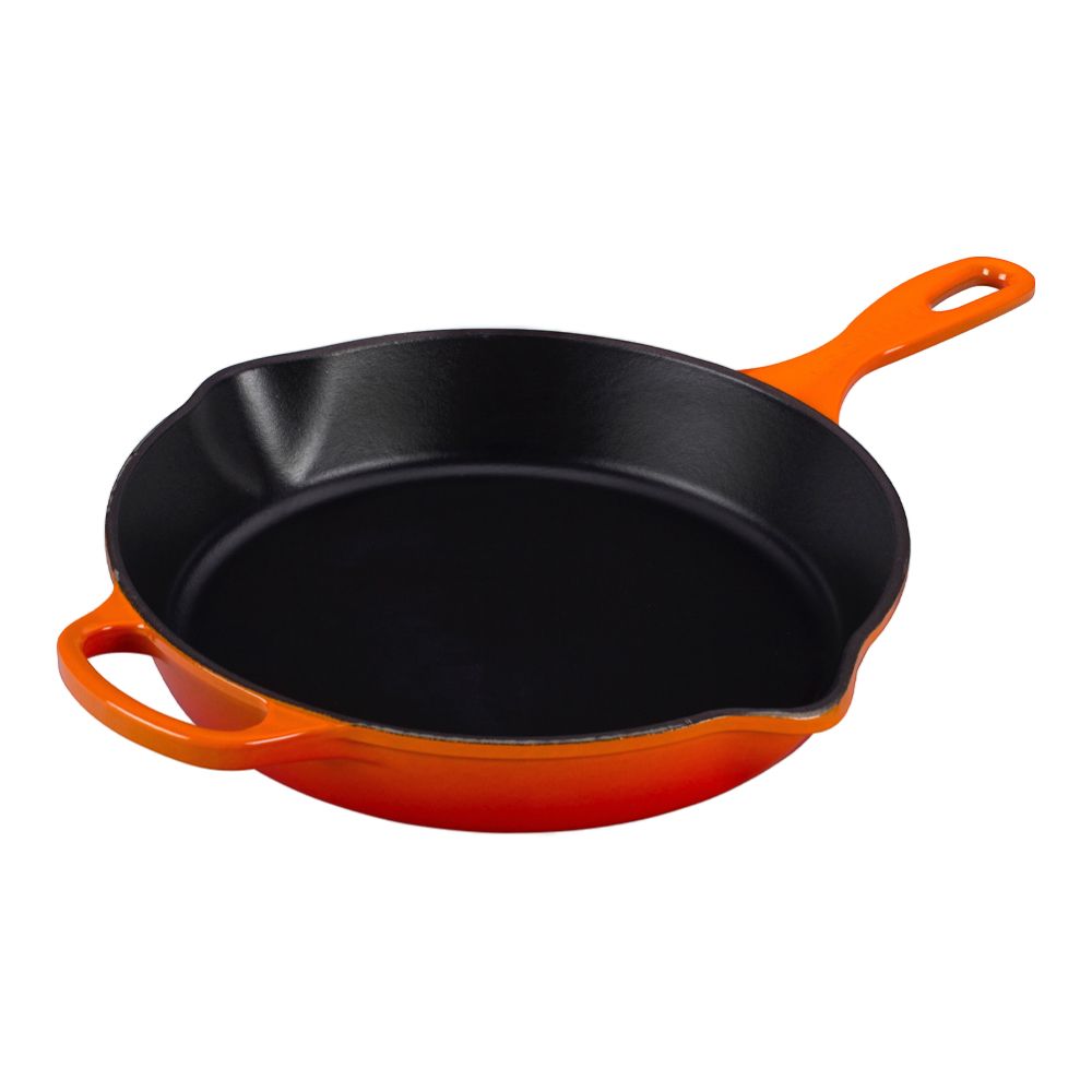 Djup gjutjärnspanna från Le Creuset Signature i färgen volcanic på 26 cm.