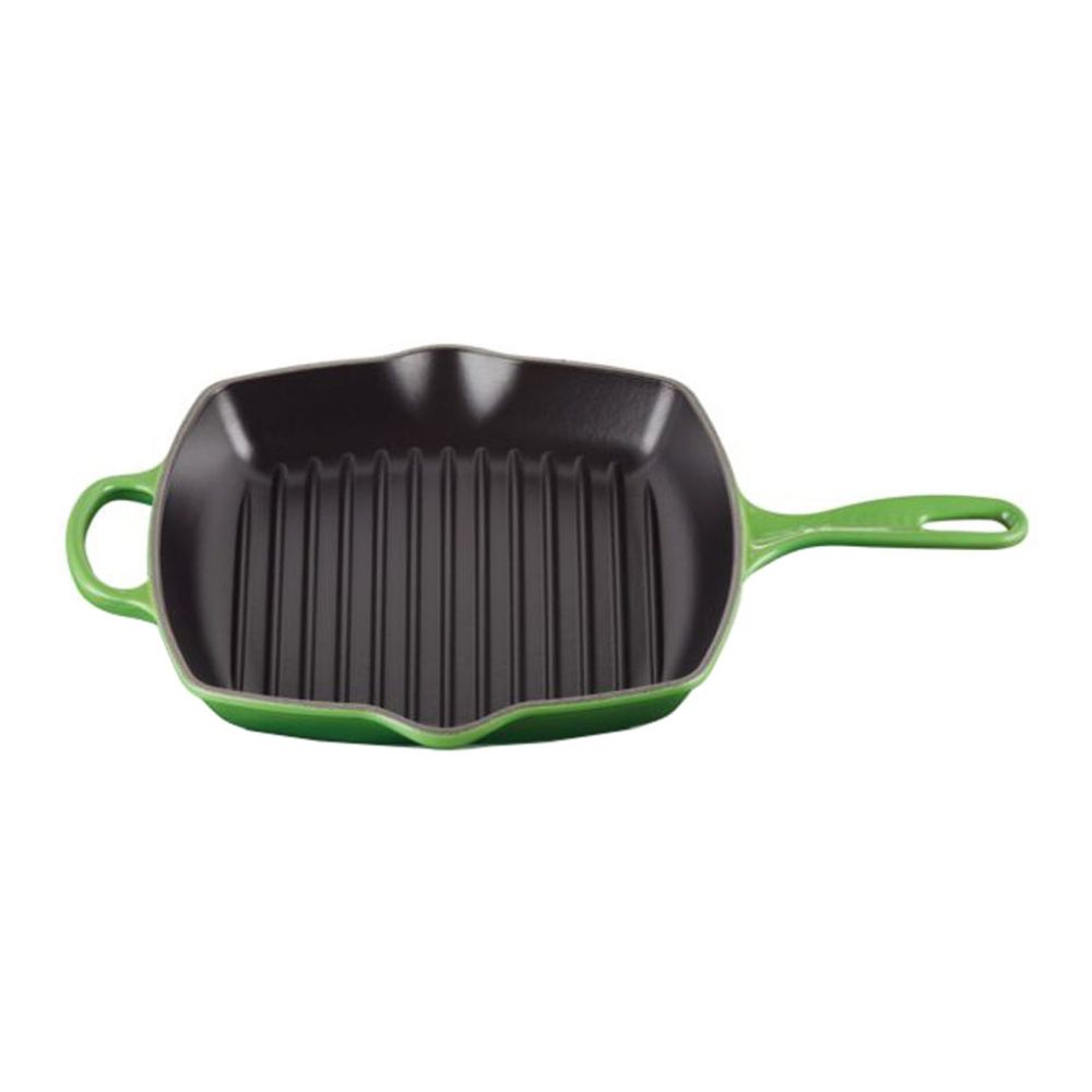 Kvadratisk grillpanna i gjutjärn från Le Creuset Signature i färgen bamboo green på 26 cm.