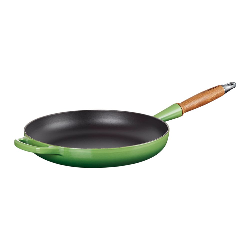 Gjutjärnspanna från Le Creuset Signature i färgen bamboo green med trähandtag på 28 cm.