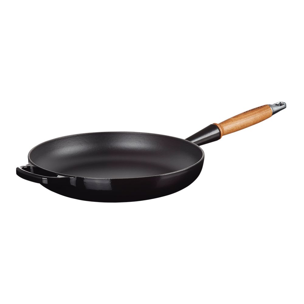 Gjutjärnspanna från Le Creuset Signature i färgen black med trähandtag på 28 cm.