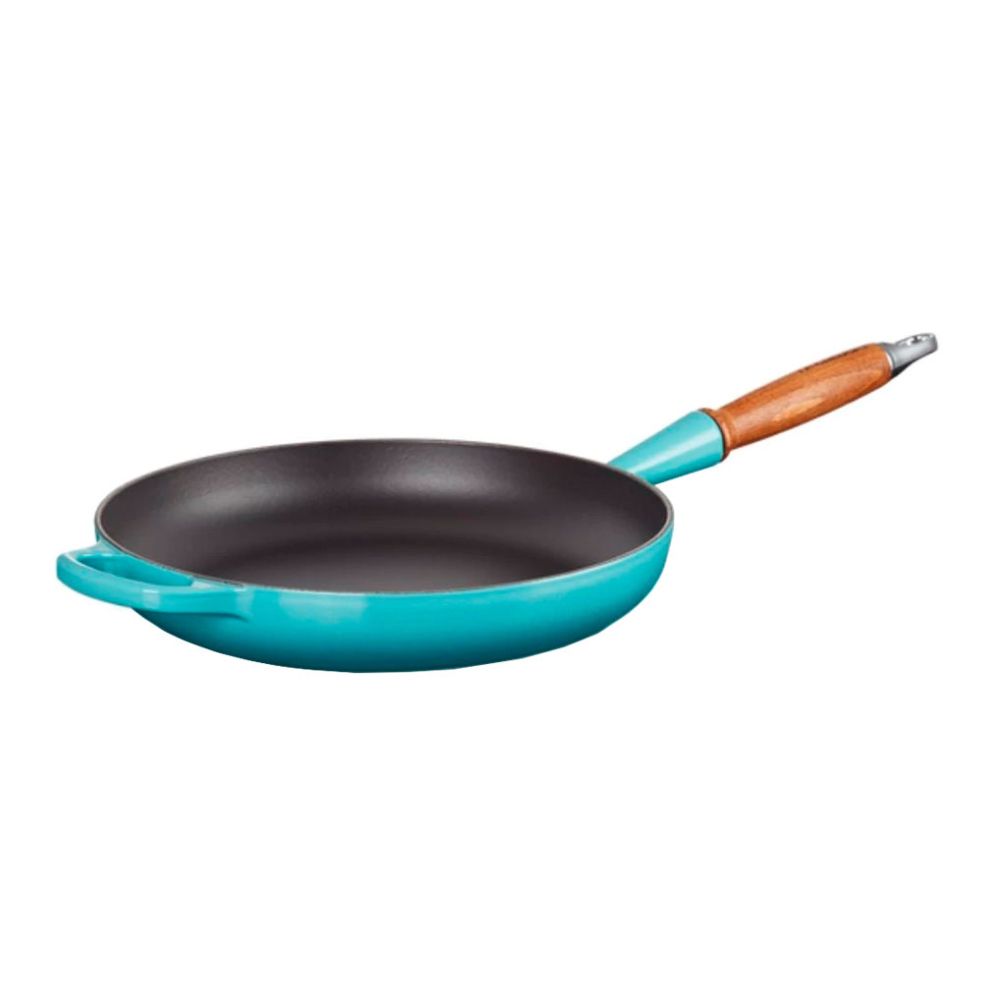Gjutjärnspanna från Le Creuset Signature i färgen caribbean med trähandtag på 28 cm.