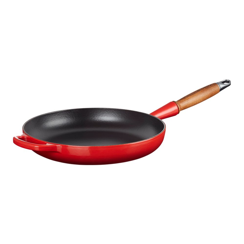 Gjutjärnspanna från Le Creuset Signature i färgen Cerise med trähandtag på 28 cm.