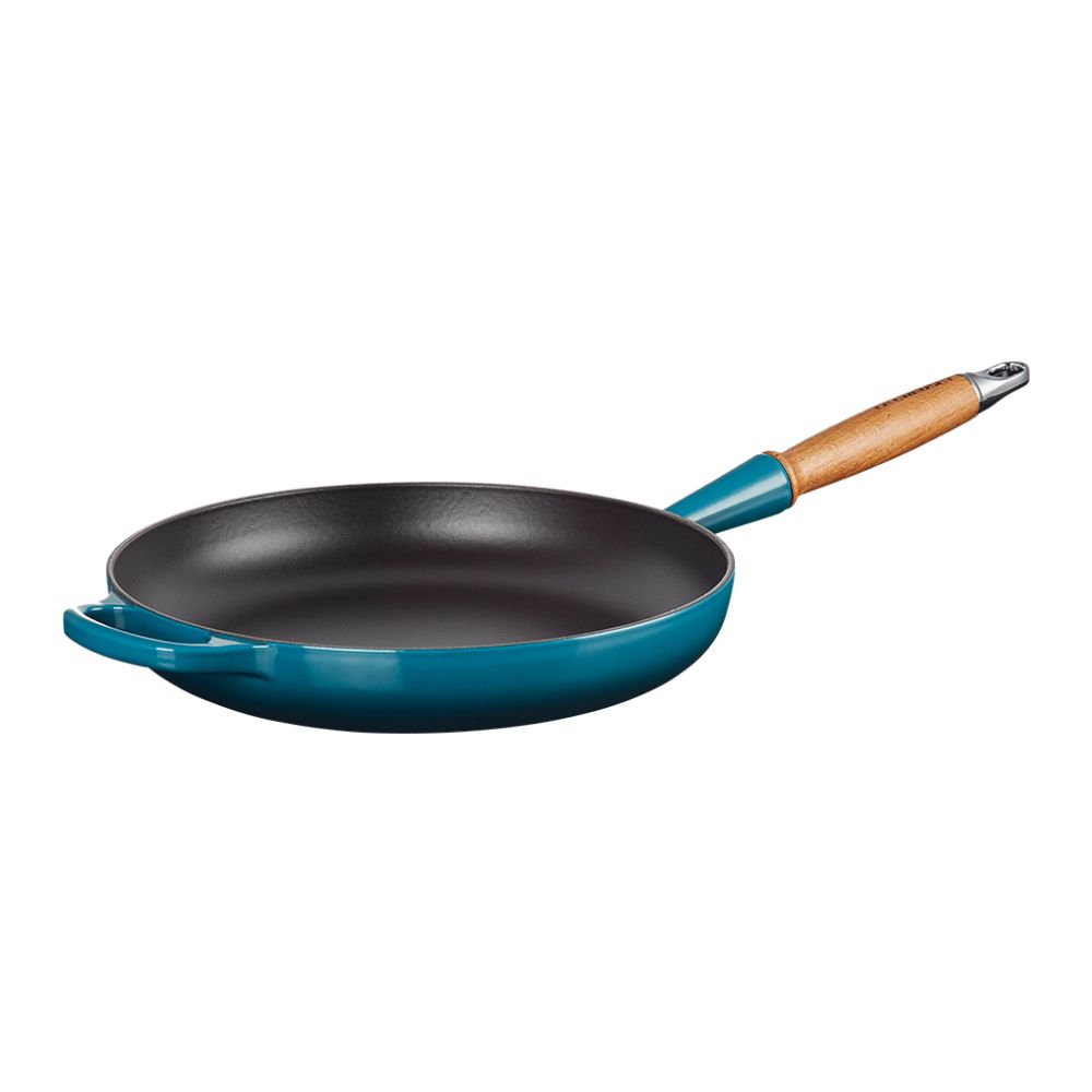 Gjutjärnspanna från Le Creuset Signature i färgen deep teal med trähandtag på 28 cm.