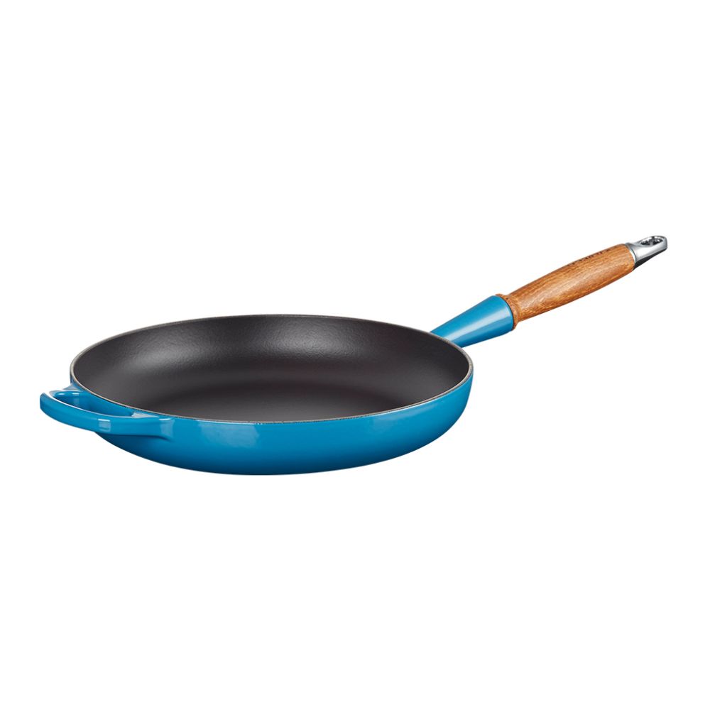 Gjutjärnspanna från Le Creuset Signature i färgen marseille med trähandtag på 28 cm.