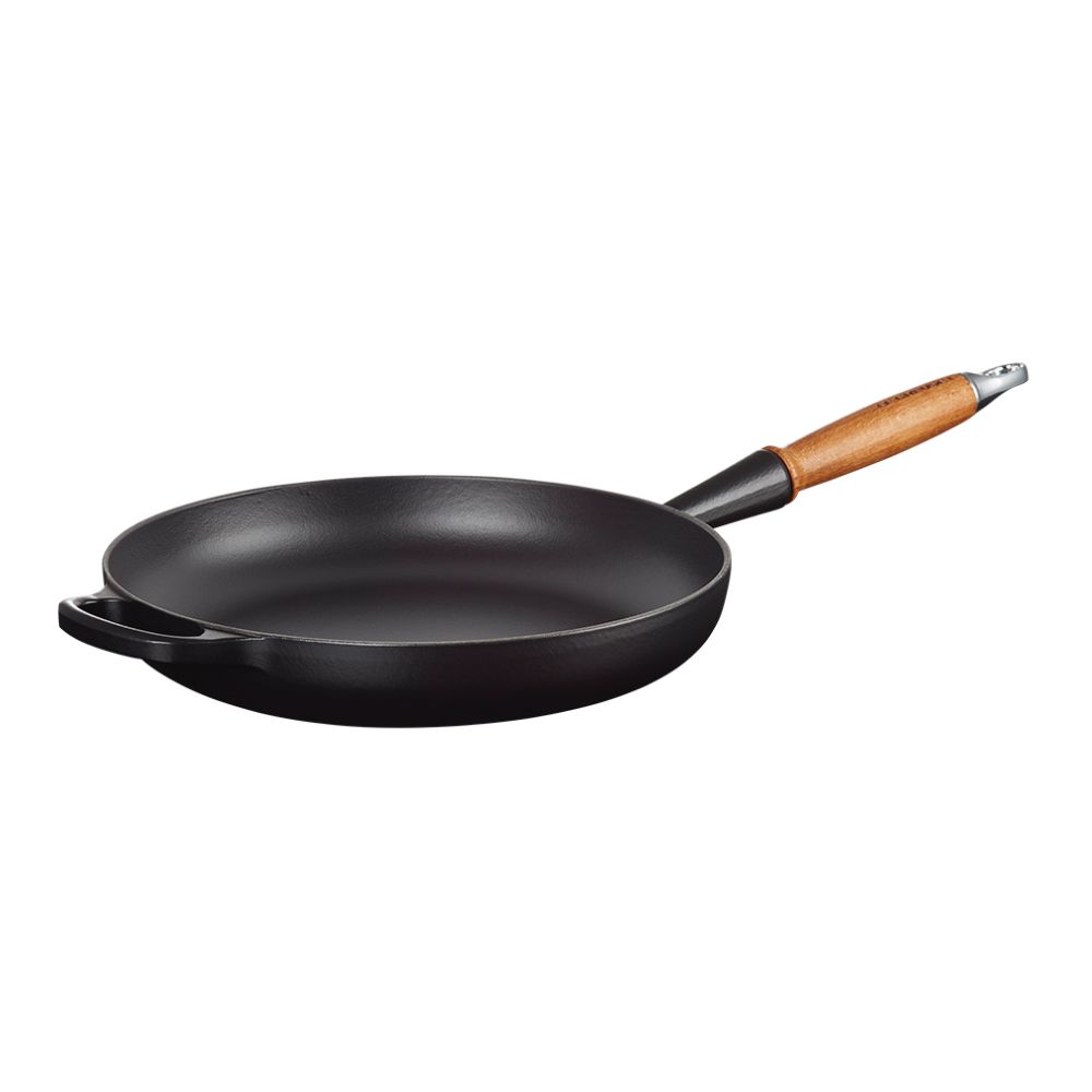 Gjutjärnspanna från Le Creuset Signature i färgen matte black med trähandtag på 28 cm.