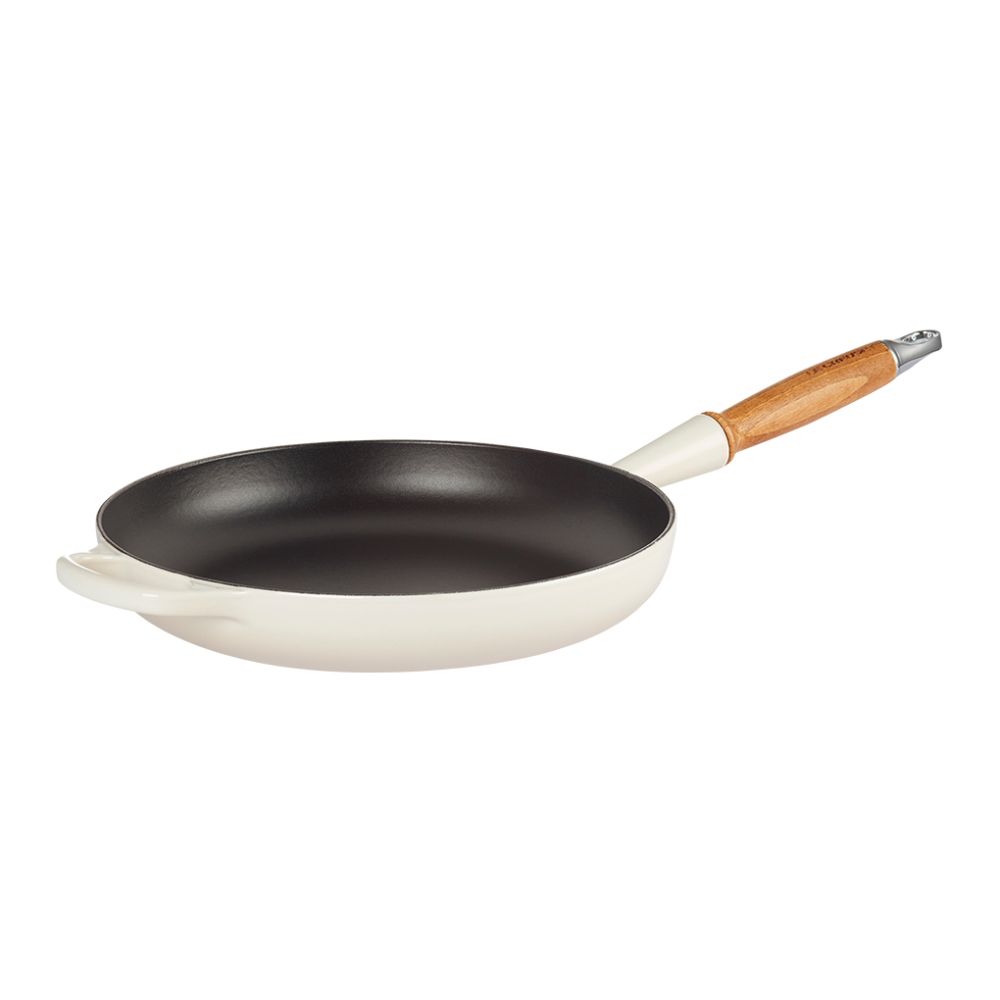 Gjutjärnspanna från Le Creuset Signature i färgen meringue med trähandtag på 28 cm.
