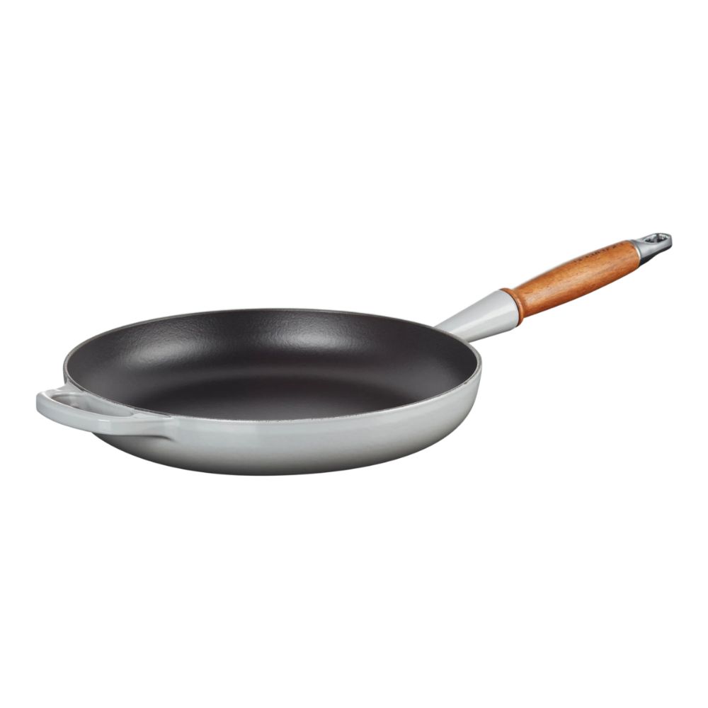 Gjutjärnspanna från Le Creuset Signature i färgen mist gray med trähandtag på 28 cm.