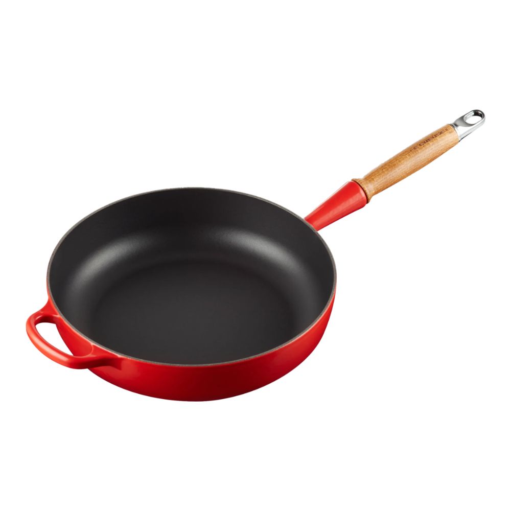 Traktörpanna i gjutjärn med trähandtag från Le Creuset Signature i färgen cerise på 28 cm.