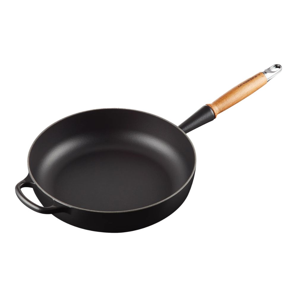 Traktörpanna i gjutjärn med trähandtag från Le Creuset Signature i färgen matte black på 28 cm.