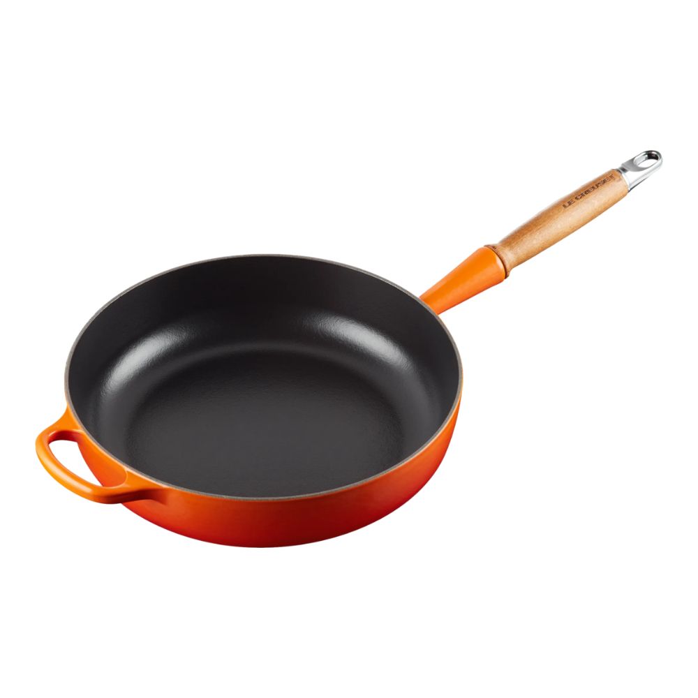 Traktörpanna i gjutjärn med trähandtag från Le Creuset Signature i färgen volcanic på 28 cm.