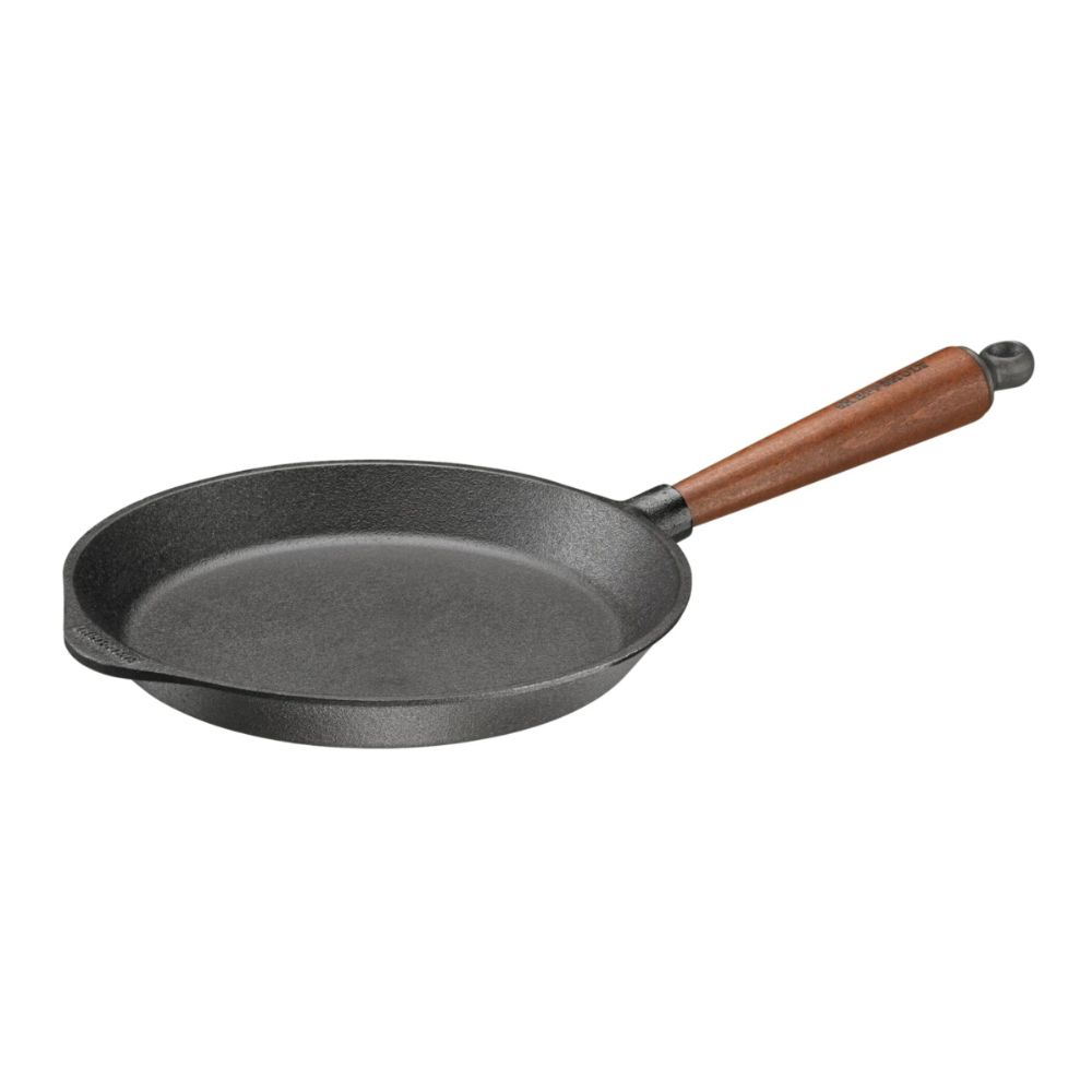 Stekpanna i gjutjärn från Skeppshult Traditional med trähandtag på 24 cm.