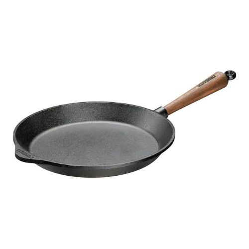 Stekpanna i gjutjärn från Skeppshult Valnöt med trähandtag på 24 cm.